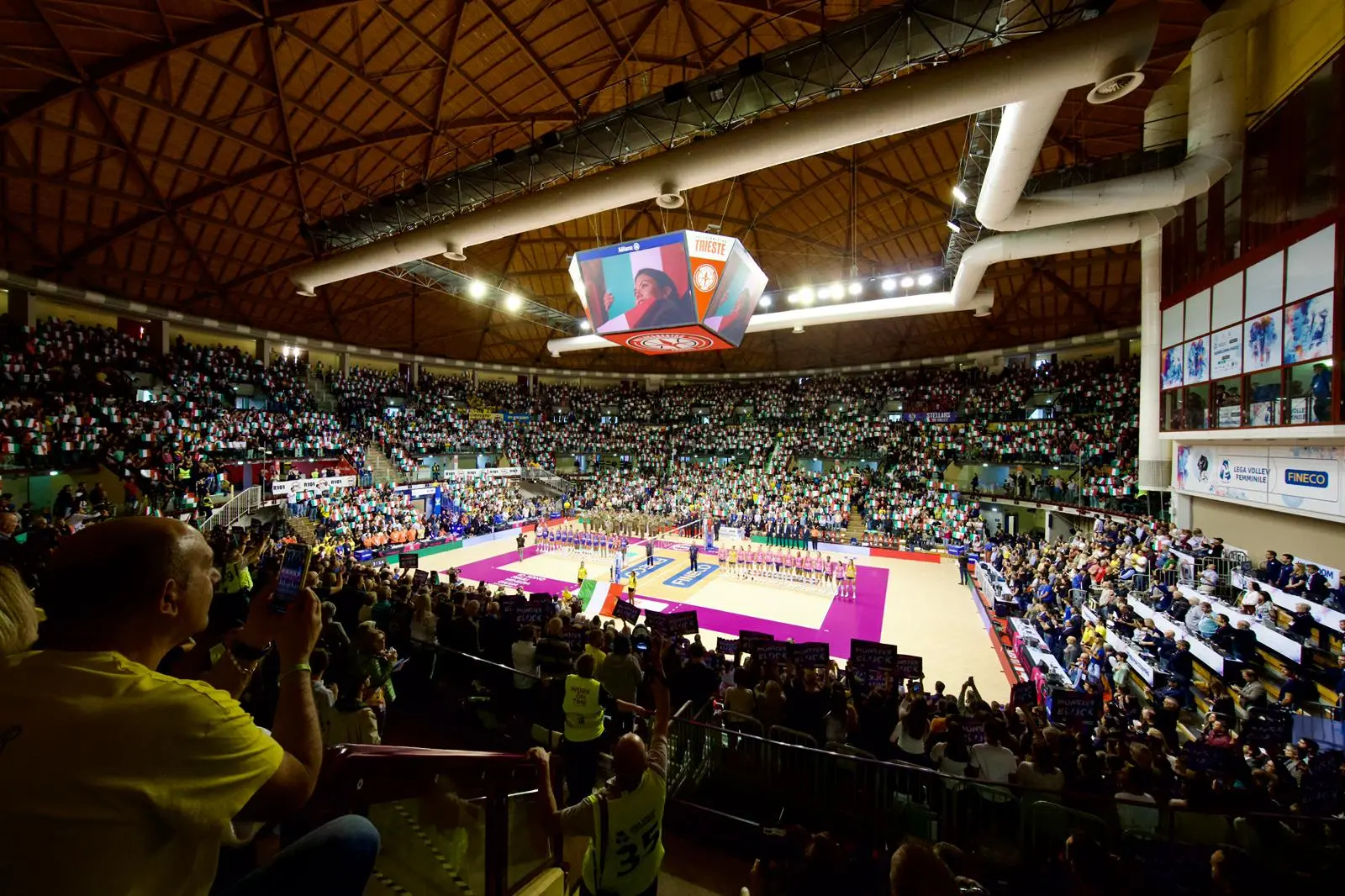 Il volley femminile italiano riparte da Nord Est dove sabato 18 ottobre al PalaTrieste si assegna il primo trofeo della stagione, quella Supercoppa italiana che la Prosecco Doc Conegliano vince ininterrottamente da sette stagioni, e che nelle ultime due l’ha vista primeggiare contro la Numia Vero Volley Milano, nuovamente avversario. Le foto del match di Massimo Silvano
