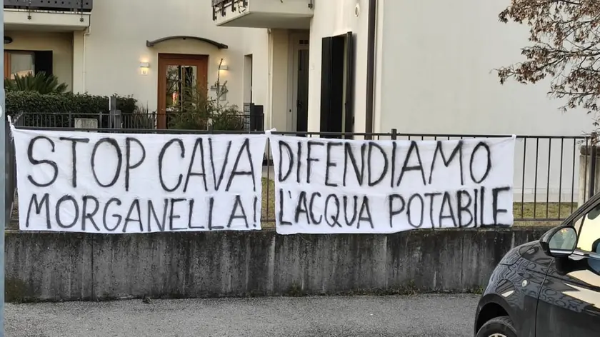 Ponzano e Paese. striscione di protesta contro i nuovi scavi nella cava Morganella