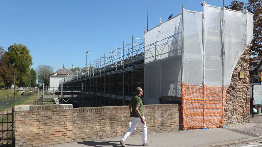 DE WOLANSKI. AG.FOTOFILM. TREVISO. CANTIERI IN CITTA, IN FOTO LE MURA
