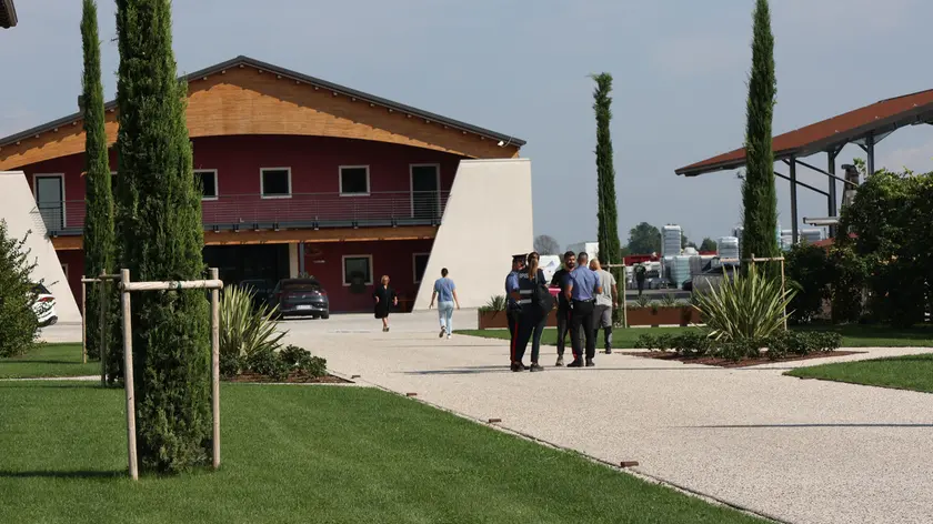 I carabinieri davanti alla cantina di San Polo il giorno della tragedia