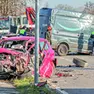 Auto e furgone dopo il tragico schianto mortale