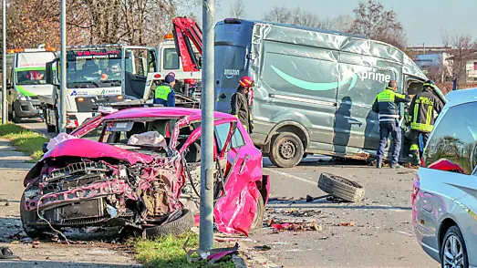 Auto e furgone dopo il tragico schianto mortale