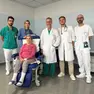 L'ultracentenaria con l'equipe medica che ha condotto l'operazione