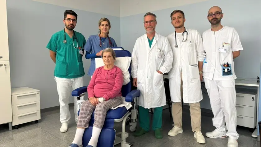 L'ultracentenaria con l'equipe medica che ha condotto l'operazione