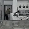 Un frame del video in cui è stato ripreso il ladro a casa dell'imprenditore a Silea
