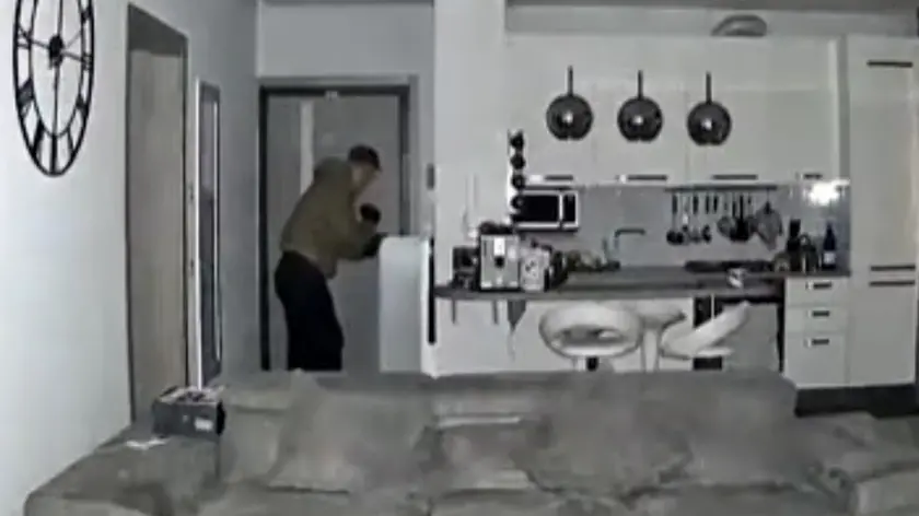 Un frame del video in cui è stato ripreso il ladro a casa dell'imprenditore a Silea