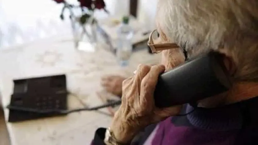 A Treviso anziana tenuta al telefono per 45 minuti da un truffatore