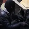 Residenti a tu per tu coi banditi, la fuga su una vecchia Fiat 600