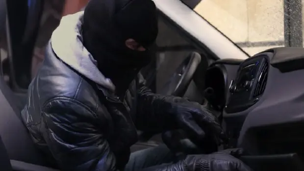 Residenti a tu per tu coi banditi, la fuga su una vecchia Fiat 600