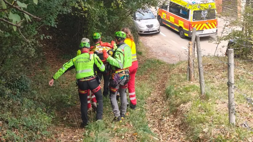 Il recupero dell'anziano infortunatosi mentre raccoglieva le olive