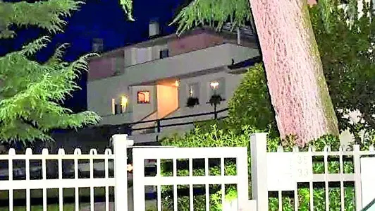 Il cancello di ingresso al residence di via Tiepolo a Conegliano dove l’ex primario è stato rapinato