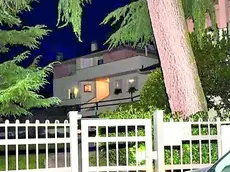 Il cancello di ingresso al residence di via Tiepolo a Conegliano dove l’ex primario è stato rapinato