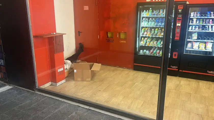 Conegliano, la foto del giovane che dorme dentro a un negozio vuoto