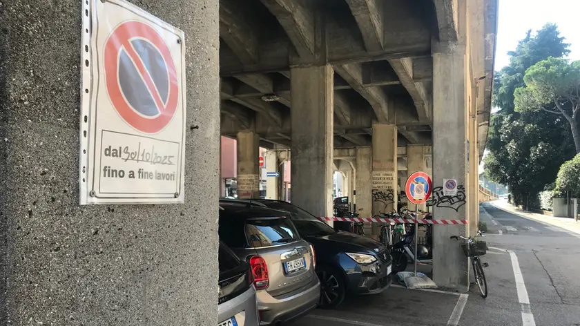 I cartelli di divieto di sosta apparsi sotto il cavalcavia della stazione a Treviso
