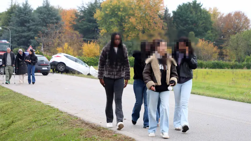 Alcune studentesse appena uscite dall'autobus