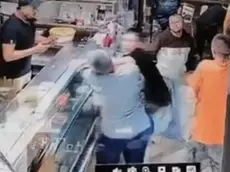 L’attimo in cui Battistella colpisce al volto con un pugno Tominaga