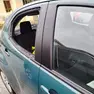 Un'auto con il finestrino distrutto dopo il blitz dei ladri