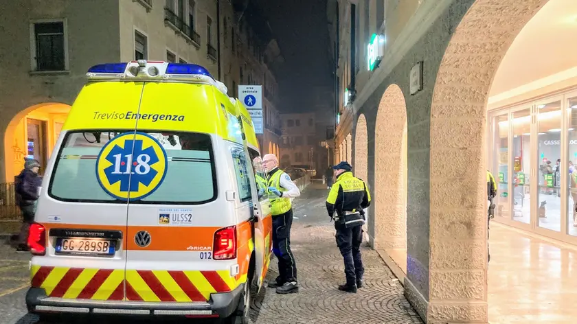 Un intervento dell'ambulanza in una zona a traffico limitato