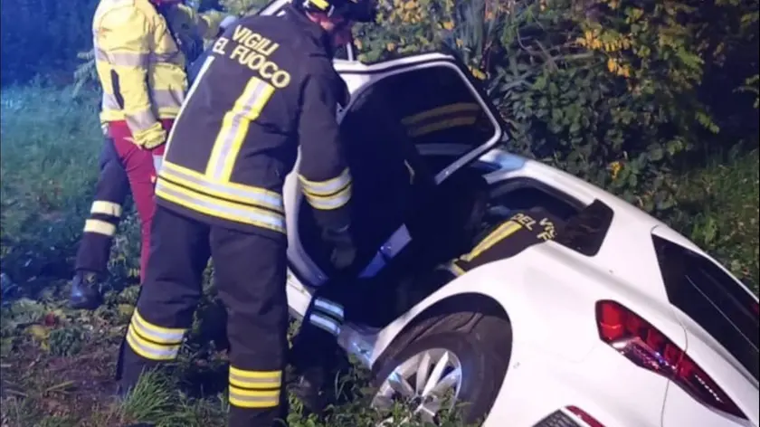 L'auto fuori strada a Volpago