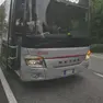 L'autobus con i segni dell'impatto