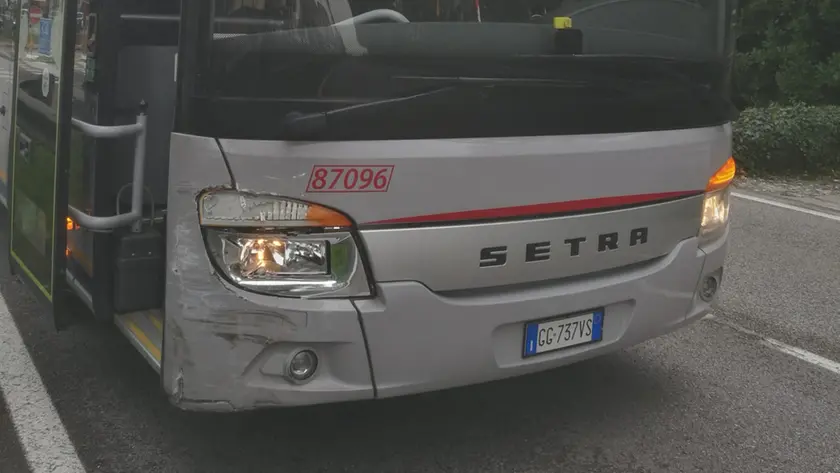 L'autobus con i segni dell'impatto