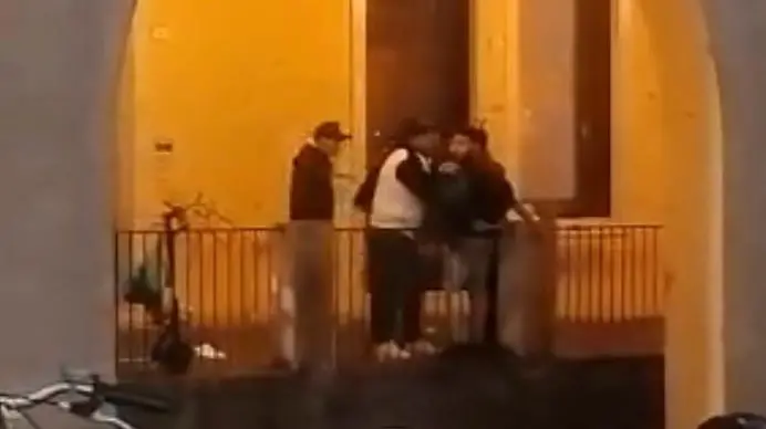 Un momento della rissa immortalato da un passante