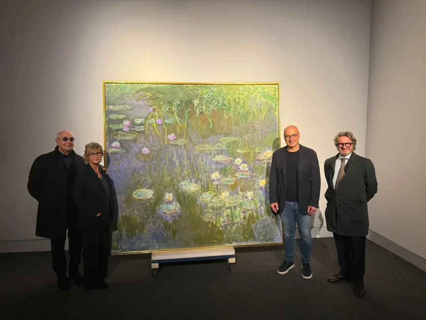 Goldin vicino al quadro con le ninfee di Monet simbolo della mostra a Santa Caterina a Treviso