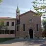 La casa dei padri oblati a ridosso del cavalcavia della stazione di Treviso