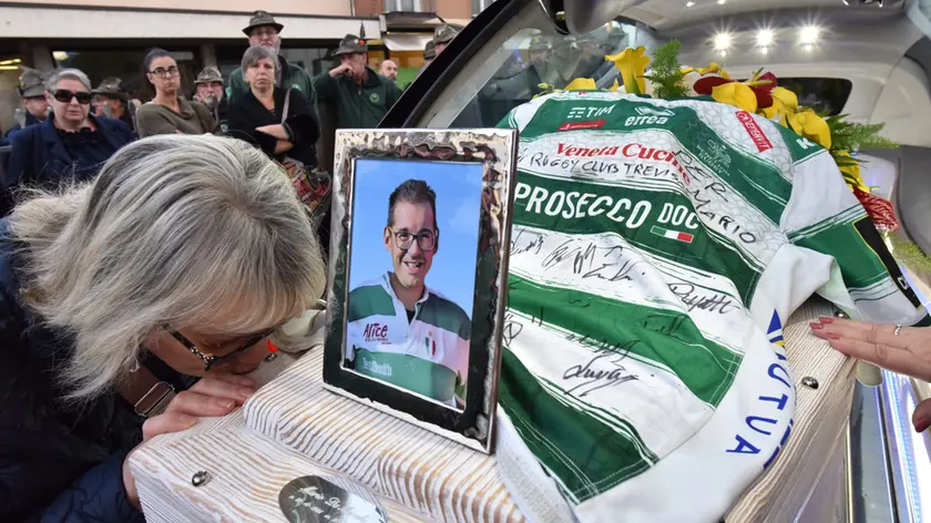 L'addio a Mario De Marchi, morto a 39 anni dopo essere stato aggredito alla sagra di Fontigo