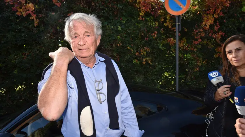 Il primario Pierpaolo Urbani mostra la contusione al braccio destro provocata dall’aggressione