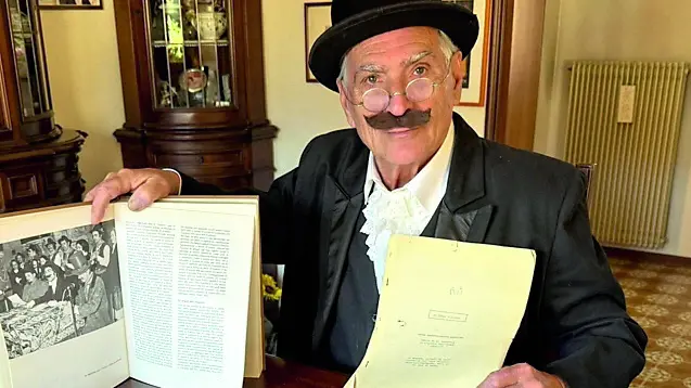 Maurizio Meneguz con alcuni documenti storici del processo aea vecia