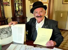 Maurizio Meneguz con alcuni documenti storici del processo aea vecia