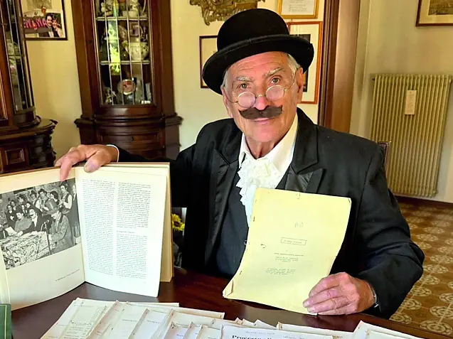 Maurizio Meneguz con alcuni documenti storici del processo aea vecia