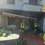 Un intervento dei vigili del fuoco per un incendio in abitazione