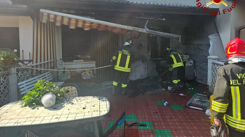 Un intervento dei vigili del fuoco per un incendio in abitazione