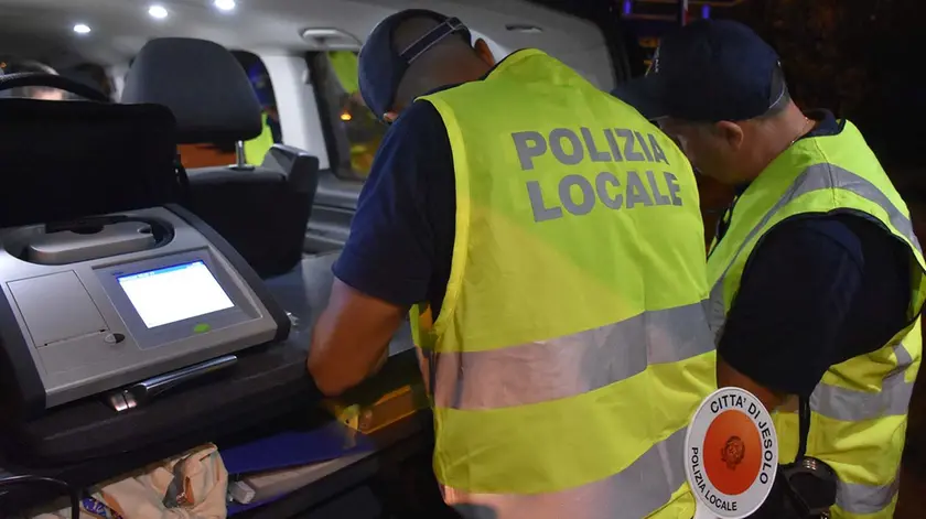 Un controllo della polizia locale con l'etilometro