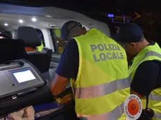 Un controllo della polizia locale con l'etilometro