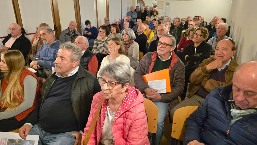 Sala gremita a Casa Barbarella per l'incontro sul parco fotovoltaico previsto a Sant'Andrea oltre il Muson