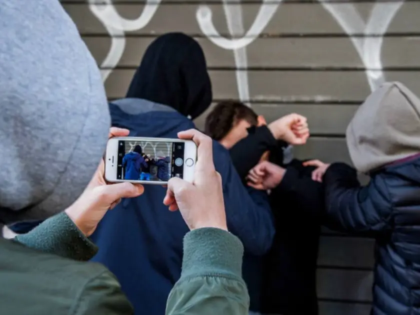 Picchiavano i compagni e poi diffondevano i video dei pestaggi: otto denunciati