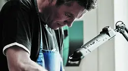 La lavorazione di uno scarpone tecnico nello stabilimento di Montebelluna