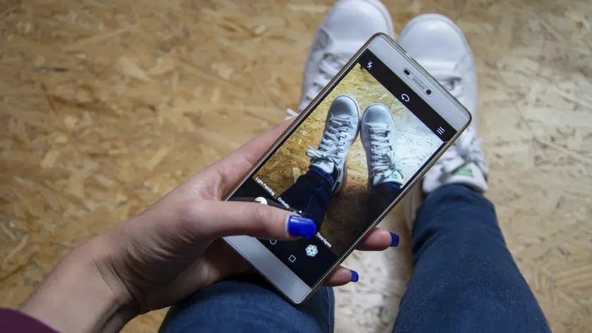 Una ragazza si scatta una foto. Una dodicenne era stata convinta da un nonno vigile a mandargli foto osè