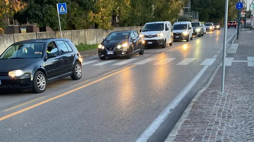 Le code per la chiusura del cavalcavia di via Zermanese