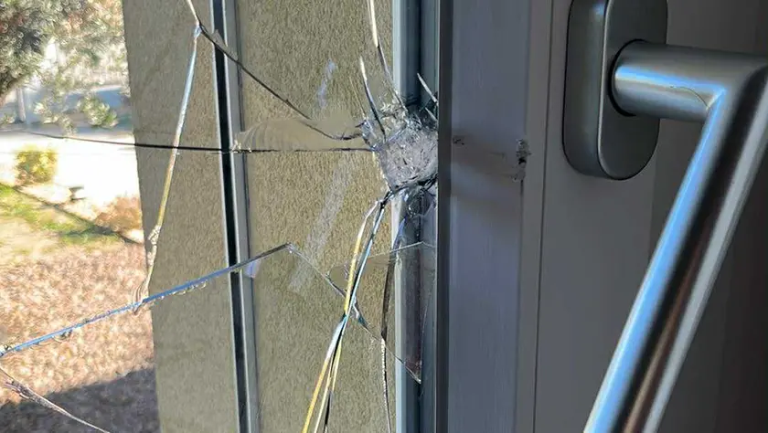 Una porta forzata dai ladri