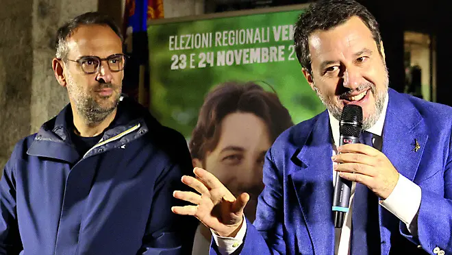 Matteo Salvini sul palco di Treviso vicino al sindaco Mario Conte (fotofilm)