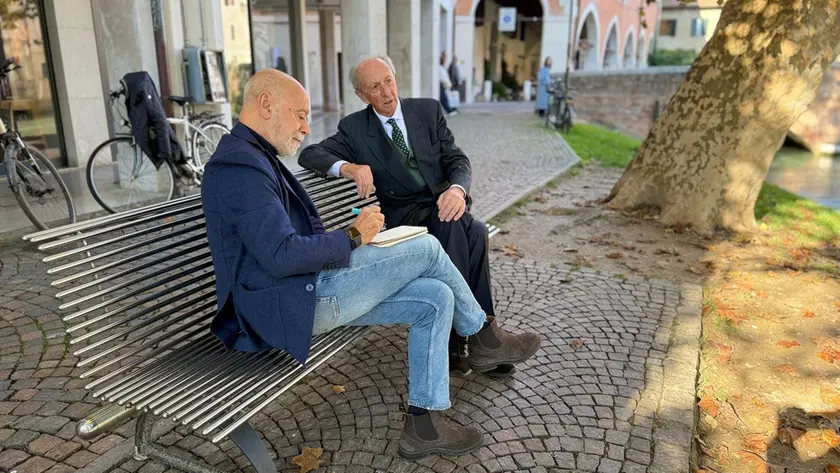 Giacomo Benvegnù, titolare di L'incontro, con Domenico Basso sulla panchina sul Cagnan