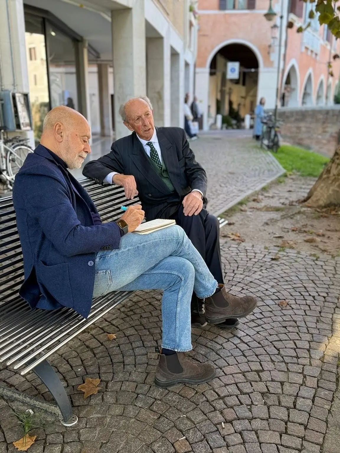 Giacomo Benvegnù, titolare di L'incontro, con Domenico Basso sulla panchina sul Cagnan