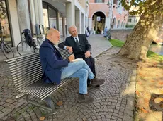 Giacomo Benvegnù, titolare di L'incontro, con Domenico Basso sulla panchina sul Cagnan