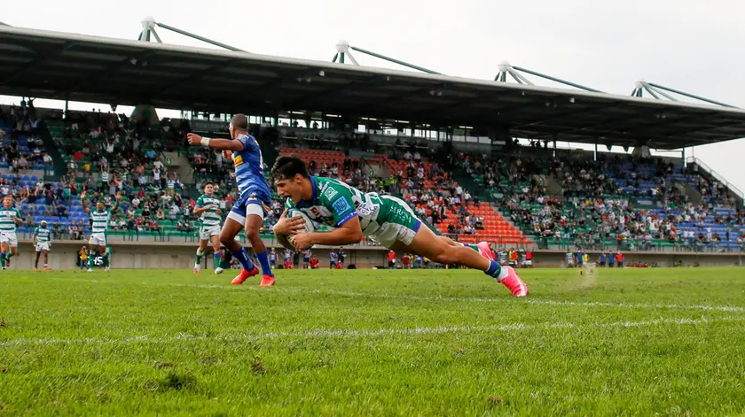 Una meta del trevigianissimo Tommaso Menoncello, stella del Benetton Rugby, allo stadio Monigo: proprio in quella zona nascerà la nuova tribuna del tempio del rugby