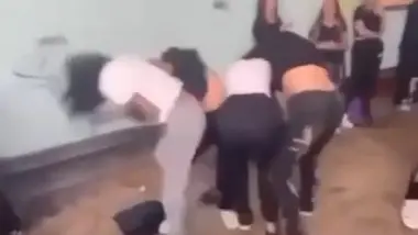 Maxi rissa in stazione