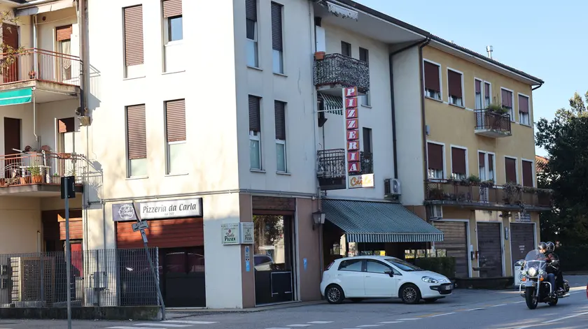L'esterno della pizzeria da Carla